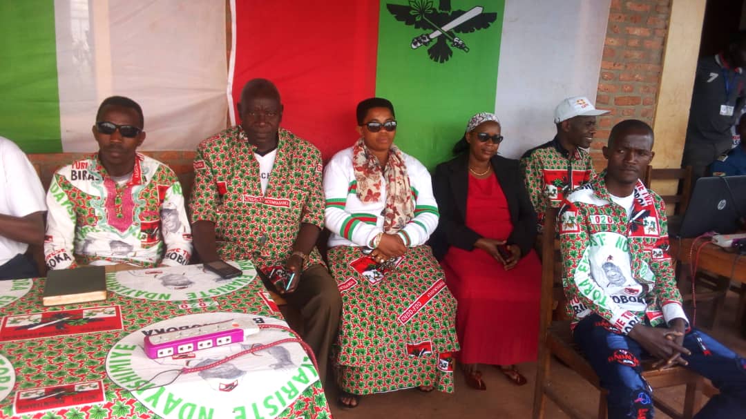 cnddfddKirundo's tweet photo. Kuruyu 07.11.2020 umunyamabanga w'umugambwe muri komine #Bwambarangwe arikumwe nabo bafashanya bari bagendeye abagumyabanga bomuri zone #Bugorora muntumbero yukubashimira kobatoye neza. https://t.co/rIzwHVXpGW
