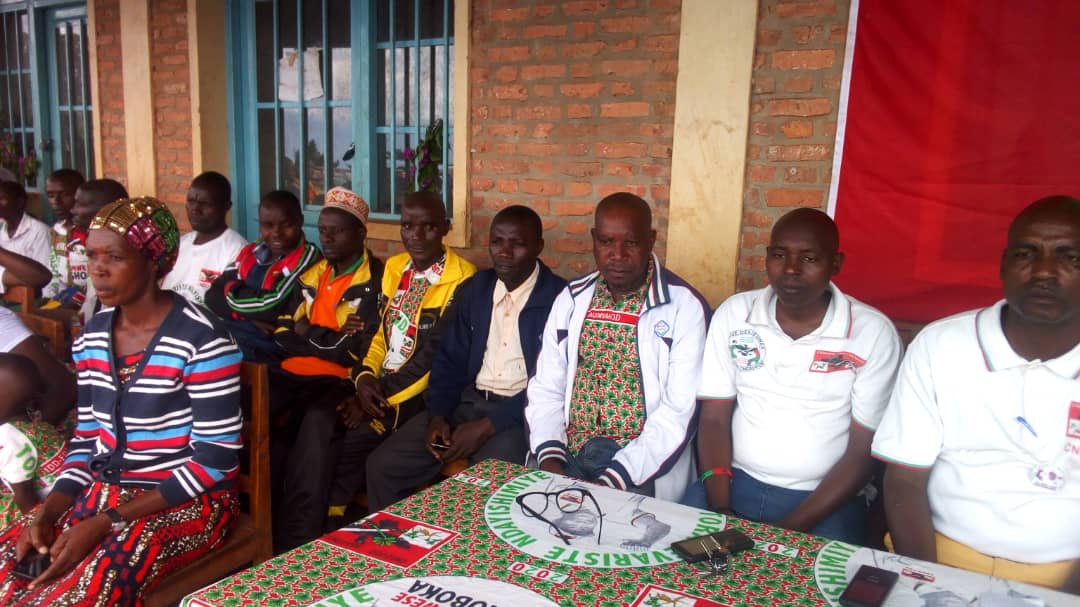 cnddfddKirundo's tweet photo. Kuruyu 07.11.2020 umunyamabanga w'umugambwe muri komine #Bwambarangwe arikumwe nabo bafashanya bari bagendeye abagumyabanga bomuri zone #Bugorora muntumbero yukubashimira kobatoye neza. https://t.co/rIzwHVXpGW