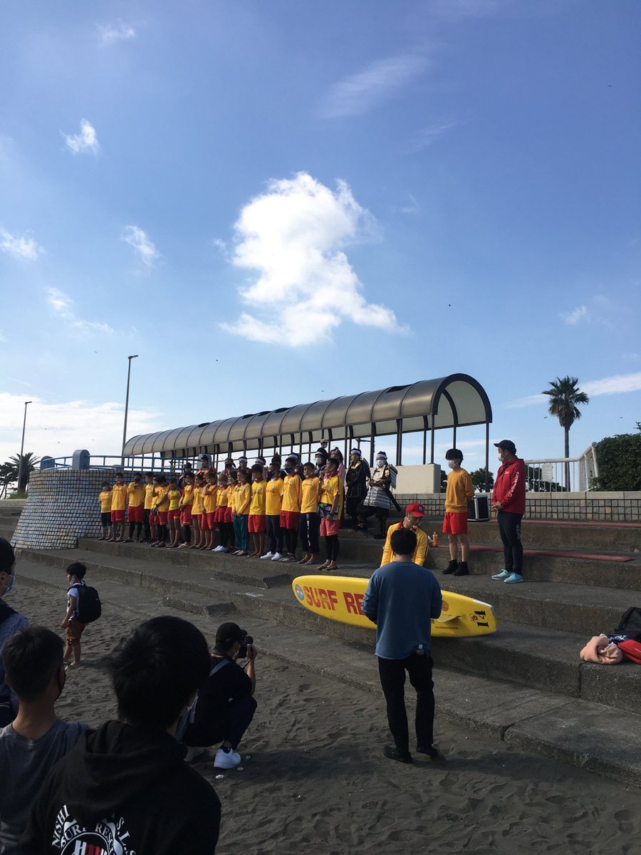 ryushi_w's tweet photo. 本日の海さくら（ゴミ拾い）はライフセーバーの方々と。とても良い天気で、暑っ！　#海さくら https://t.co/fXtr8MlPSe