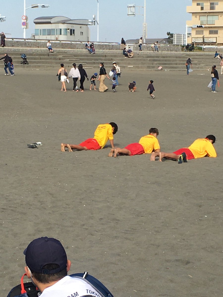 ryushi_w's tweet photo. 本日の海さくら（ゴミ拾い）はライフセーバーの方々と。とても良い天気で、暑っ！　#海さくら https://t.co/fXtr8MlPSe