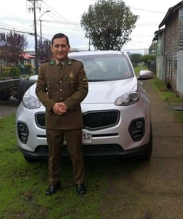 PiensaPrensa's tweet photo. Sargento de CARABINEROS, Luis Mansilla, denunciado por quemar el auto de su ex pareja en Los Ángeles se encuentra PRÓFUGO 👇 https://t.co/3a1jYjQuon https://t.co/mEkoXFBLTh