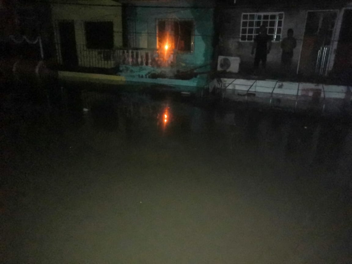 TabascoHOY's tweet photo. #AlertaTH⚡ | Habitantes de la colonia El Castaño en Macuspana, se encuentran atrapados en las azoteas de sus casas, aseguran que el agua llega a los 2 metros de altura. Piden ayuda a las autoridades para ser rescatados. https://t.co/Sm4n43MXJC