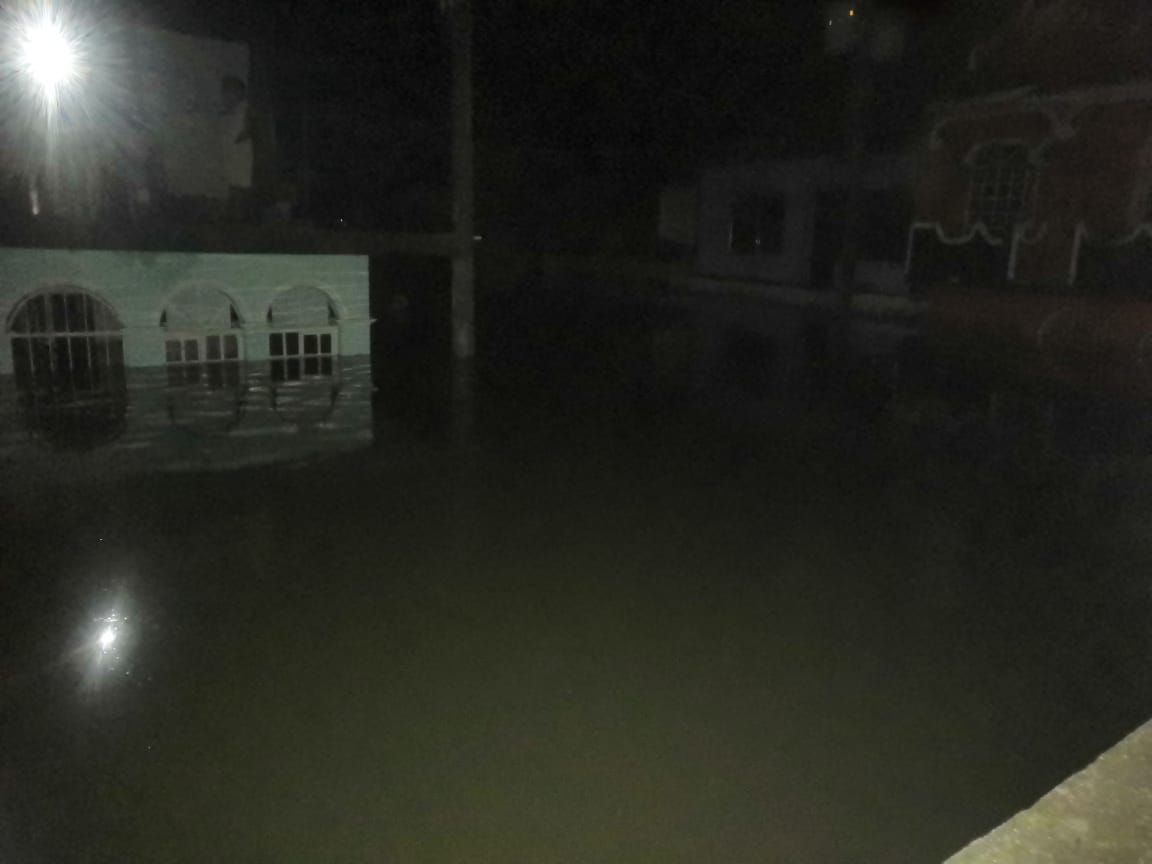 TabascoHOY's tweet photo. #AlertaTH⚡ | Habitantes de la colonia El Castaño en Macuspana, se encuentran atrapados en las azoteas de sus casas, aseguran que el agua llega a los 2 metros de altura. Piden ayuda a las autoridades para ser rescatados. https://t.co/Sm4n43MXJC