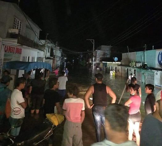 #AlertaTH⚡ | Habitantes de la colonia El Castaño en Macuspana, se encuentran atrapados en las azoteas de sus casas, aseguran que el agua llega a los 2 metros de altura. Piden ayuda a las autoridades para ser rescatados.