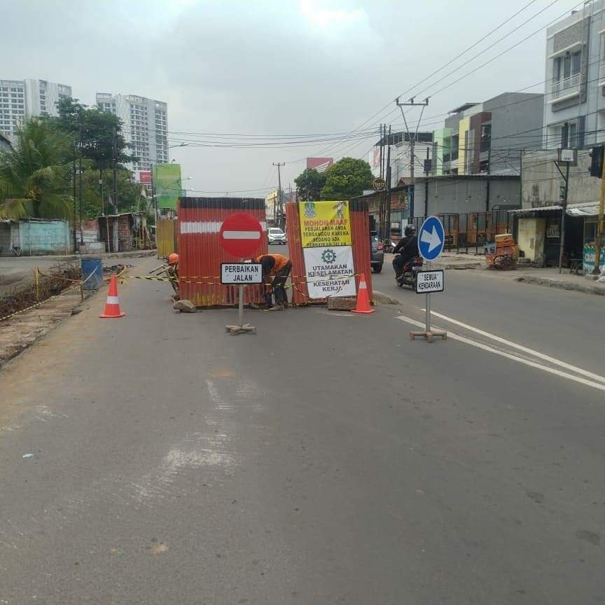 pemkotbekasi's tweet photo. Sehubungan dengan program Pemerintah Kota Bekasi tahun anggaran 2020, maka akan dilakukan pengecoran ruas  Jalan Raya HM.Joyomartono Kecamatan Bekasi Timur.

Pelaksanaan pekerjaan dengan melakukan penutupan sementara ruas jalan dimaksud dilakukan selama masa kontruksi. https://t.co/EiSygs8CAK