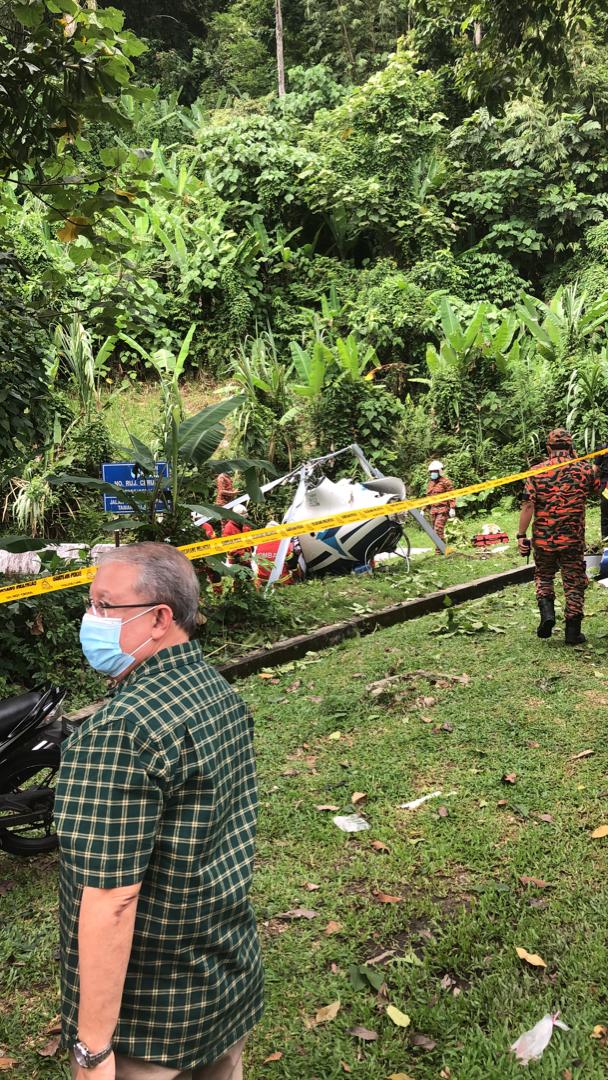 NewsBFM's tweet photo. The air accident near Taman Melawati reportedly involved two helicopters and four victims - two men and two women.

Two of the victims are reportedly unconscious. Bomba personnel have arrived at the scene. https://t.co/CKlAztDgge