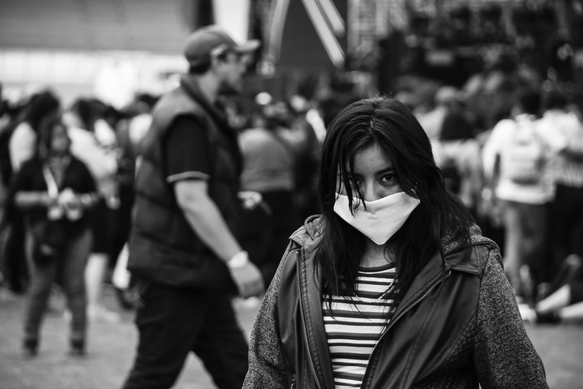 Karenlopolis's tweet photo. Una de las pocas asistentes del Vive Latino 2020 portando un cubrebocas, justo al principio de la pandemia por #covid19 en México.
Fotografía publicada en @Notimex. #FotografíaNtx #VL2020 https://t.co/mQn5oABUKw