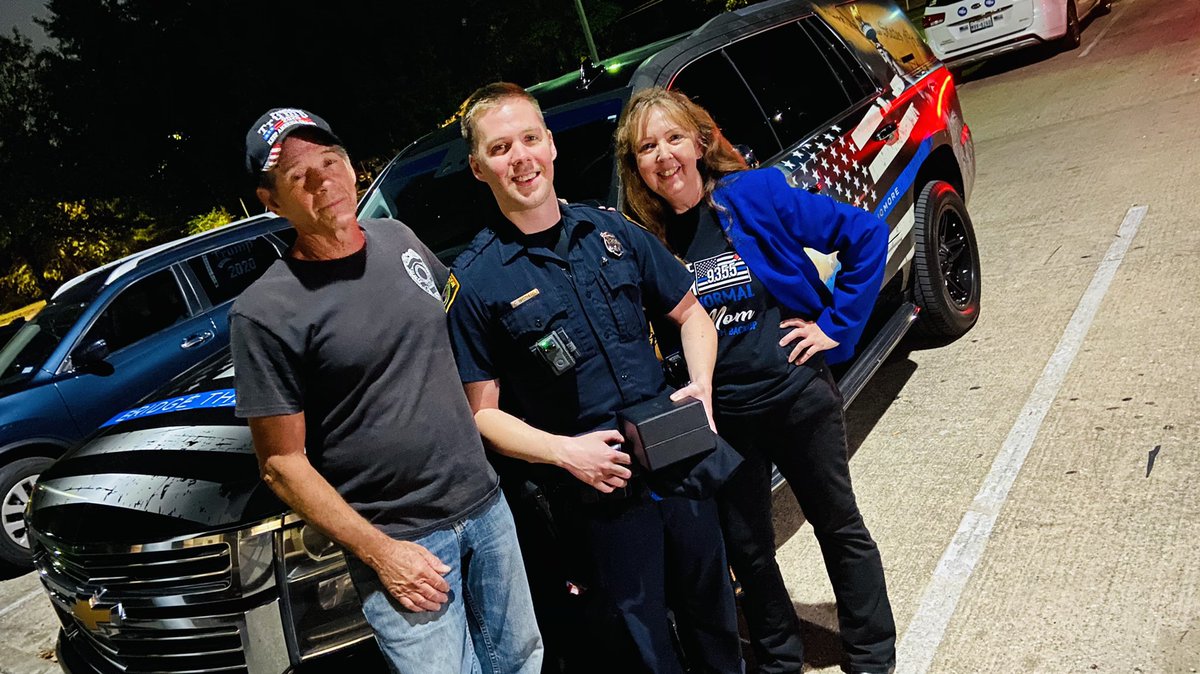 bridgetheblue's tweet photo. Congratulations to HPD Ofc Chayne Brothers for winning a Thin Blue Line Citizens Eco Watch from Bridge The Blue ๐๐ค๐
Ofc Chayne was nominated by his mom, Terri Brothers on National First Responders Day ๐บ๐ธ
#BridgeTheBlue @JoeGamaldi https://t.co/t9AdgR980L