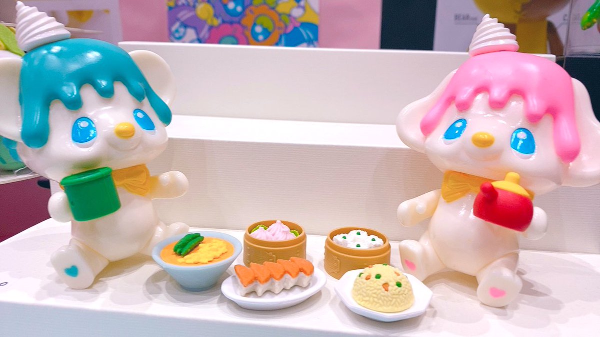 BearicePuppice's tweet photo. BeariceとPuppiceは
ランチタイム♫

今日は中華♫

ベアリスはお茶を
パピスはポットを

小さなおもちゃの消しゴムも持てるよ♫

#デザフェス #sofubi #sofvi #ソフビ #doll #bearicepuppice #ベアリスとパピス #dreamooland #moo https://t.co/fpgrTro7Gl