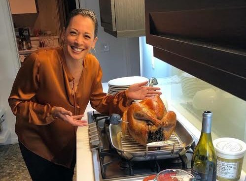 vctrkmng's tweet photo. Wakil Presiden Amerika Serikat yang baru, Kamala Harris, ternyata juga gemar kulineran. Berikut ini beberapa momen keseruan yang tertangkap kamera saat Kamala Harris sedang menikmati santapan kuliner kegemarannya. https://t.co/Hvse1UMVSt