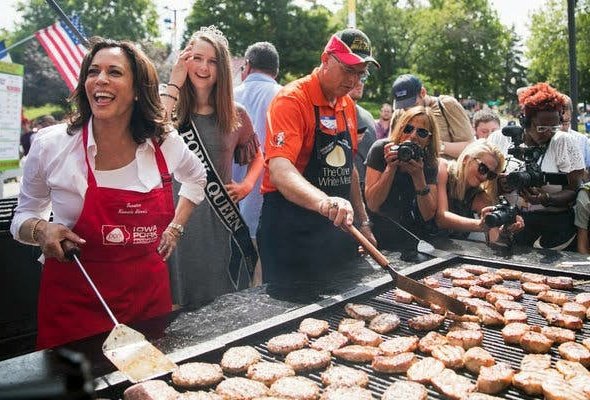 vctrkmng's tweet photo. Wakil Presiden Amerika Serikat yang baru, Kamala Harris, ternyata juga gemar kulineran. Berikut ini beberapa momen keseruan yang tertangkap kamera saat Kamala Harris sedang menikmati santapan kuliner kegemarannya. https://t.co/Hvse1UMVSt