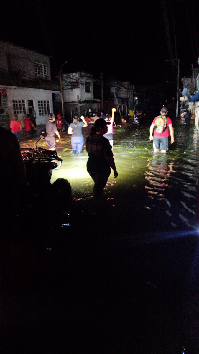 OutTabasco's tweet photo. #elcastaño #Macuspana  ya hay ahogados. Difundan por favor hay gente atrapada en sus casas aún https://t.co/dvlzFxHkmG