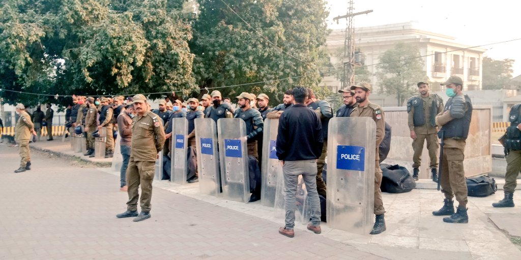 AroojAurangzaib's tweet photo. Police waiting to welcome the #PeoplesSolidarityMarch at the Charing cross.

#WhySoScared https://t.co/aDAMHk3qLH