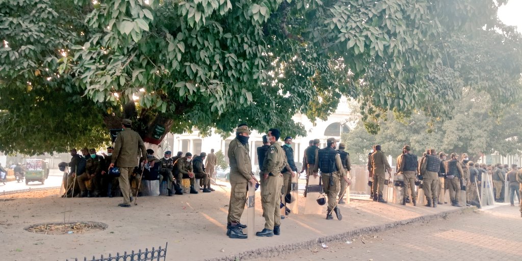 AroojAurangzaib's tweet photo. Police waiting to welcome the #PeoplesSolidarityMarch at the Charing cross.

#WhySoScared https://t.co/aDAMHk3qLH