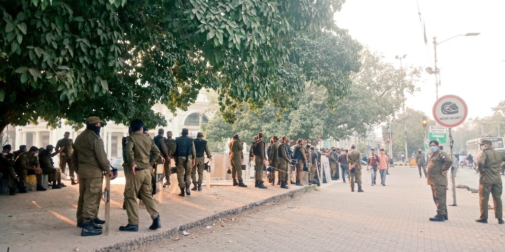 AroojAurangzaib's tweet photo. Police waiting to welcome the #PeoplesSolidarityMarch at the Charing cross.

#WhySoScared https://t.co/aDAMHk3qLH