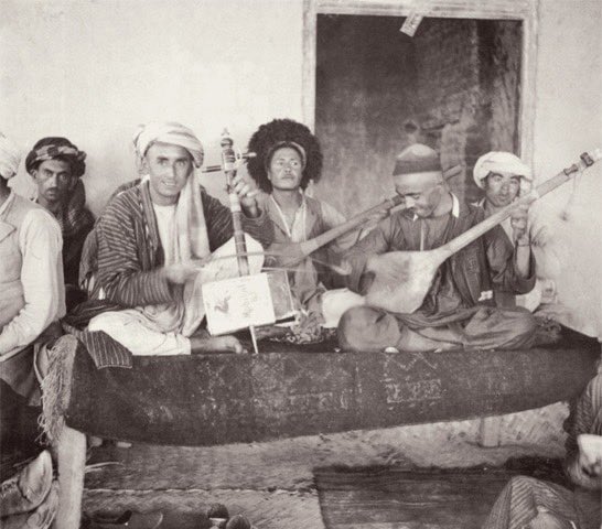 People of Tashqurghân: musicians at the chaikhâna (tea house).I ignore who took this picture but it is always nice to see damburas, rubabs, ghichaks, longis and chapans.