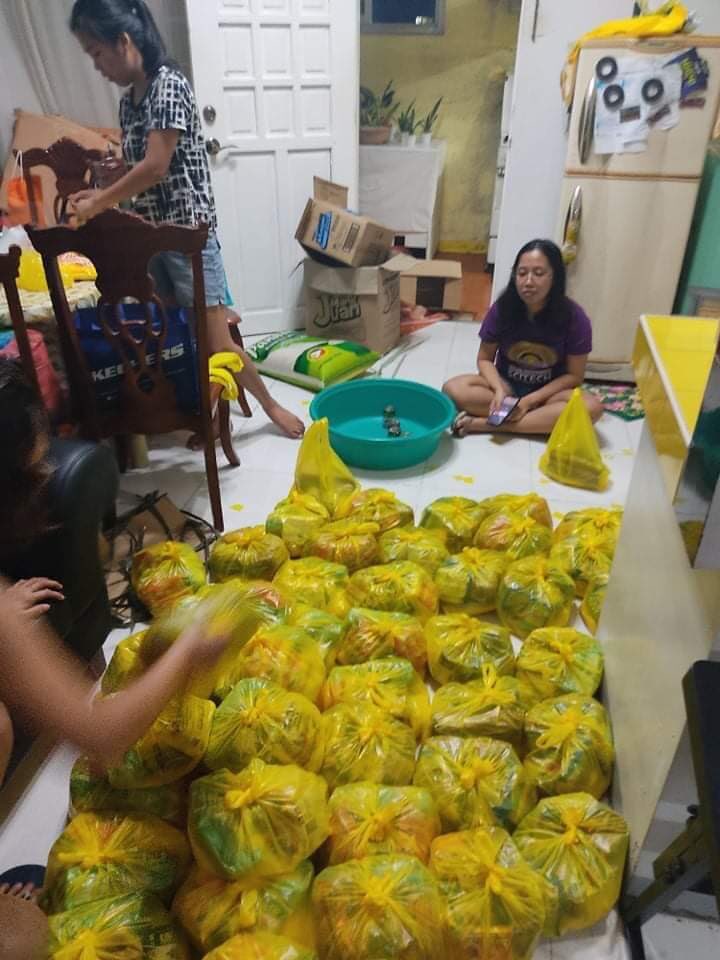 DarlingKaori's tweet photo. READY NA PO ANG FOOD PACKS NA IPAMIMIGAY NG ATING TEAM PARA SA MGA TAGA TRAVESIA .THANK YOU BHE @YinaLushe AT SA MGA KASAMA MO NAG REPACK ❤️❤️❤️
@kaori_oinuma @kaoriesreborn @KAORIESWWOFC @shadzbebs @FanatiKAO 
#SAGIPKAOPAMILYAPROJECT https://t.co/NOJ70KCtmq