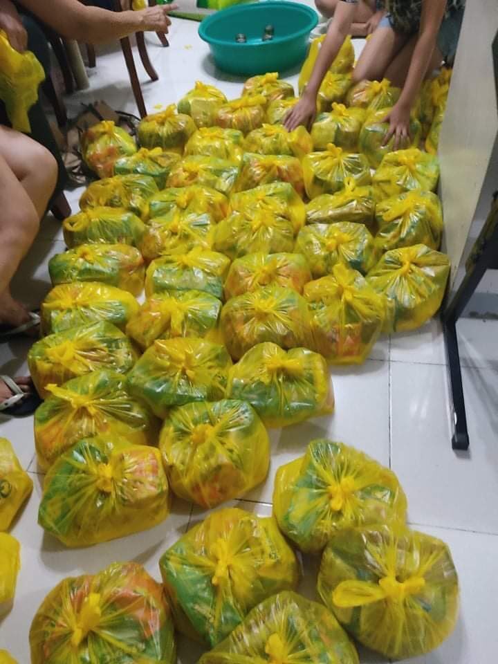 DarlingKaori's tweet photo. READY NA PO ANG FOOD PACKS NA IPAMIMIGAY NG ATING TEAM PARA SA MGA TAGA TRAVESIA .THANK YOU BHE @YinaLushe AT SA MGA KASAMA MO NAG REPACK ❤️❤️❤️
@kaori_oinuma @kaoriesreborn @KAORIESWWOFC @shadzbebs @FanatiKAO 
#SAGIPKAOPAMILYAPROJECT https://t.co/NOJ70KCtmq