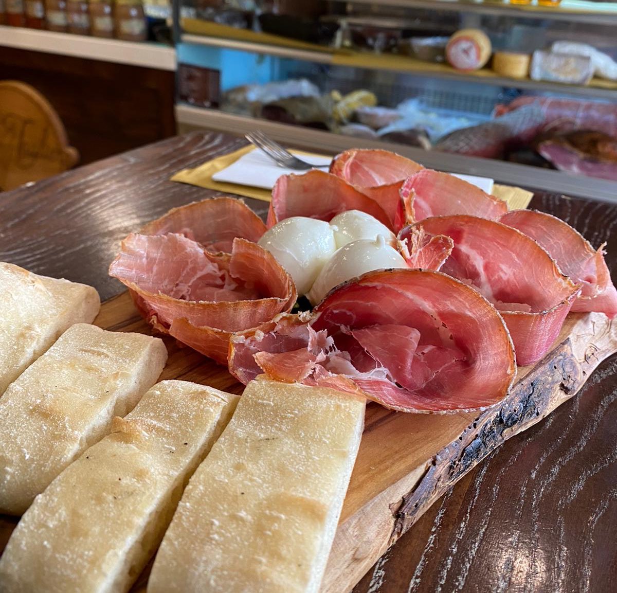 TravelPediaIT's tweet photo. #TravelPedia talks about #FOOD 
🇮🇹Tuscany, Italy
Ladies and gentlemen, “il #tagliere toscano”. Yummy!!🤪😋🤩
•••
#food #travel #trip #italia #toscana #love #enjoy #goodvibes #places #amazing #delicious #plates #dishes #chef #foody #travelblog #foodblog #eat #learn #traveling https://t.co/2kNOQWMaDp