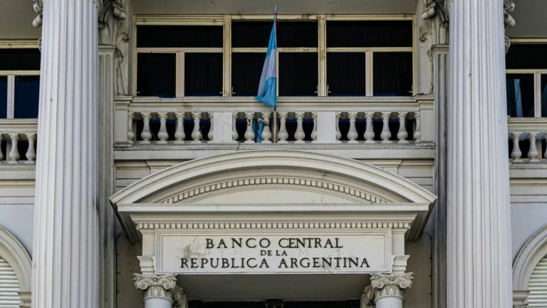 Argentinian Central Bank to Lift Freeze on Bank Fee Increases: Sets the Ceiling for Future Hikes at 9% ift.tt/38oAfEq