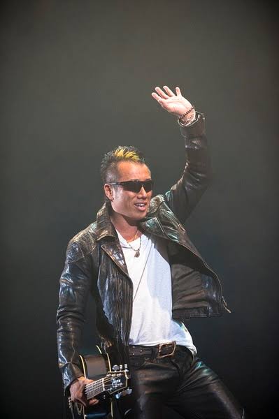 ぺ じゃじゃ ฅ W ฅ Kabakaba696 うちからするとさー 長渕剛 とコビーは雲泥の差なんだけど コビーに興味のない人から見たら髪型だけで長渕剛とおそろいにされてしまうのだろうか ちなみに コビーはソロライブで長渕剛 の真似 テイッ て言って