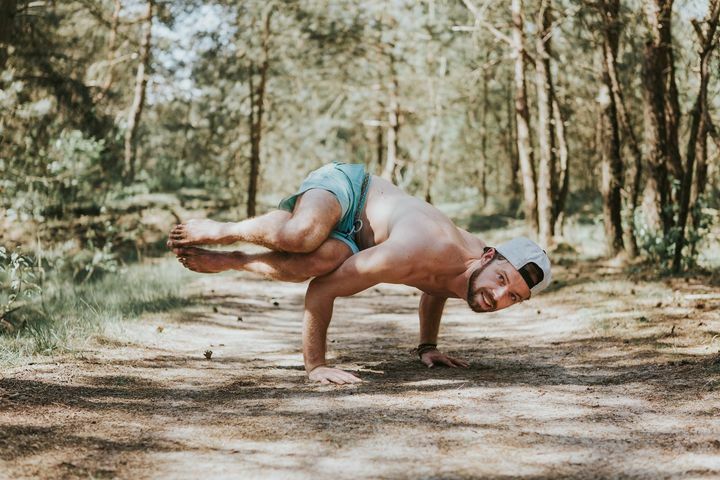 De Zijwaartse Kraanvogel🧘🏼‍♀️

Ook wel Parsva Bakasana genoemd in het Sanskriet, is een uitdagende armbalans houding. Je bent hier dan ook aan het goede adres voor het versterken van je core, arm- en rugspieren!

Deze houding vraagt om een sterke focus bij het zoeken naar balans…
