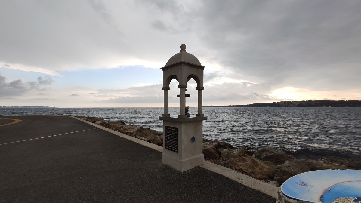 Cannoise06400's tweet photo. Cloudy day at Cannes ‼️🇨🇵 
#cannes #pointecroisette #southofFrance #lovelyfrenchriviera #frenchriviera #kossinine #tourism #cotedazur #sea #sky #cloud #sun #island #saintemarguerite #ilesdelerins https://t.co/jvY6ydmt3Z