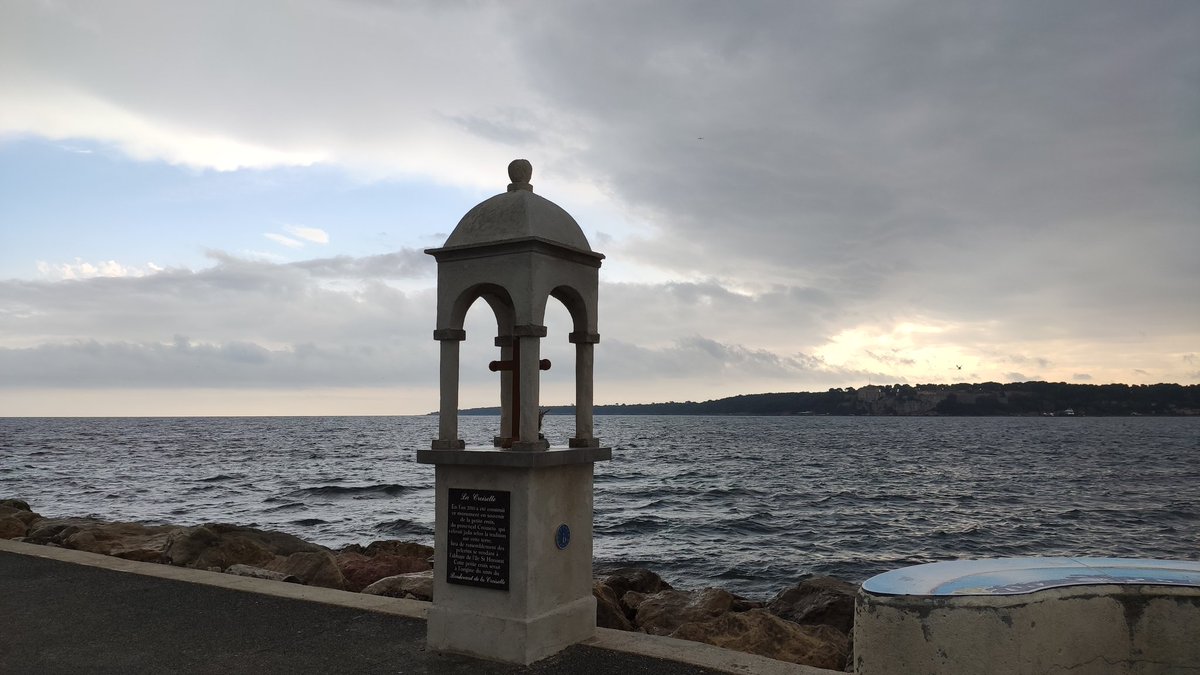 Cannoise06400's tweet photo. Cloudy day at Cannes ‼️🇨🇵 
#cannes #pointecroisette #southofFrance #lovelyfrenchriviera #frenchriviera #kossinine #tourism #cotedazur #sea #sky #cloud #sun #island #saintemarguerite #ilesdelerins https://t.co/jvY6ydmt3Z