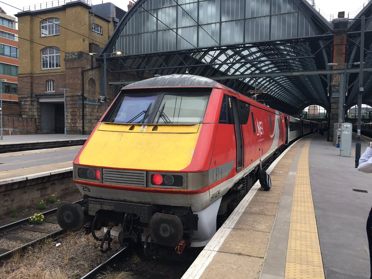 SimonZev's tweet photo. DAY237: 30/05/2019 I travelled behind @LNER 91129 from @NetworkRailKGX-#Edinburgh Waverley for a weekend in 1 of my favourite cities. Before departure I got to inspect the cab & all the whooshy bits. #TrainTravel #TravelbyTrain #Intercity225 #ScotTrip
#CoronaAlone #CoronaLockdown https://t.co/5WtdPS8G8s