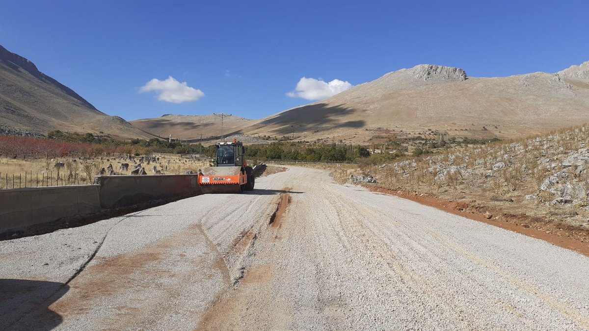ElbistanBel's tweet image. 👉 Mahalle ziyaretlerimiz sonrası vatandaşlarımızdan gelen talepler doğrultusunda sorunlara hızlıca çözüm üretmeye başladık.

📍 Büyük Yapalak Mahallemizde yolların bakım ve onarımı

📍Ambarcık Mahallemizde Söğütlü Çayı etrafının düzenlemesi
