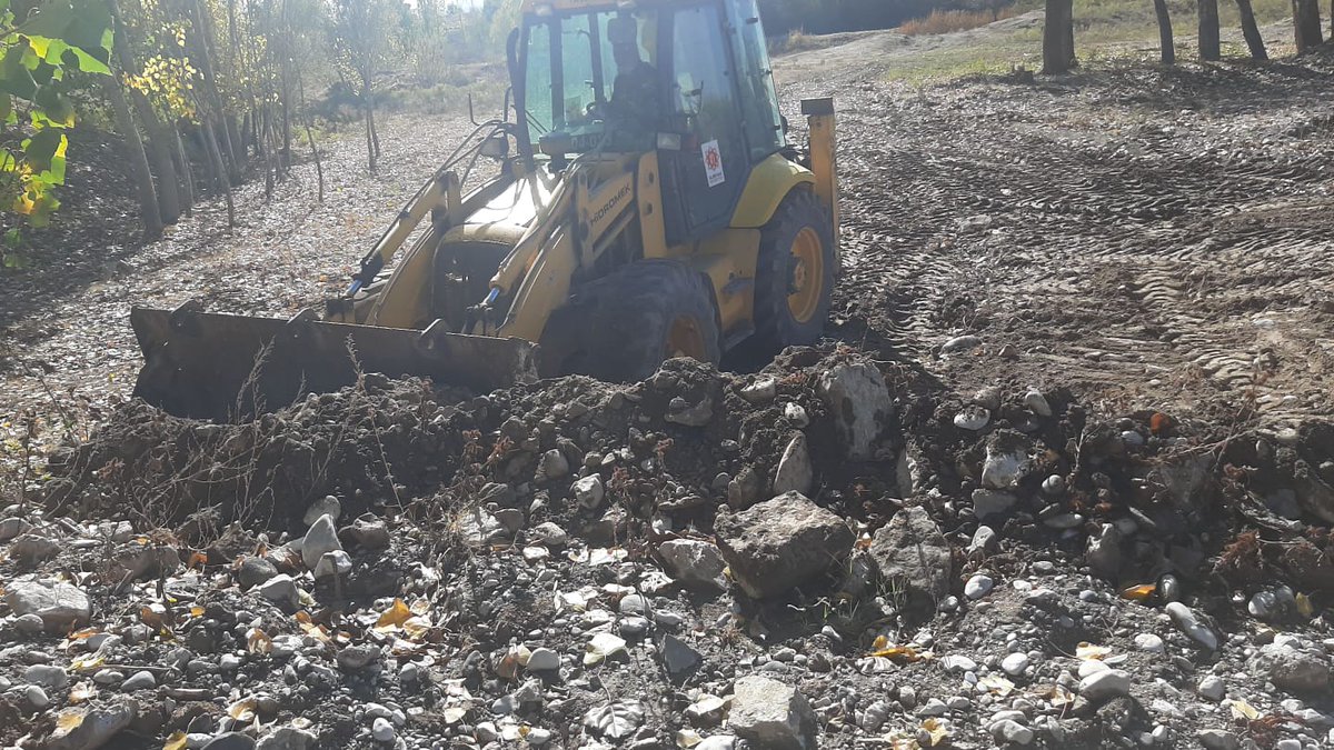 ElbistanBel's tweet image. 👉 Mahalle ziyaretlerimiz sonrası vatandaşlarımızdan gelen talepler doğrultusunda sorunlara hızlıca çözüm üretmeye başladık.

📍 Büyük Yapalak Mahallemizde yolların bakım ve onarımı

📍Ambarcık Mahallemizde Söğütlü Çayı etrafının düzenlemesi