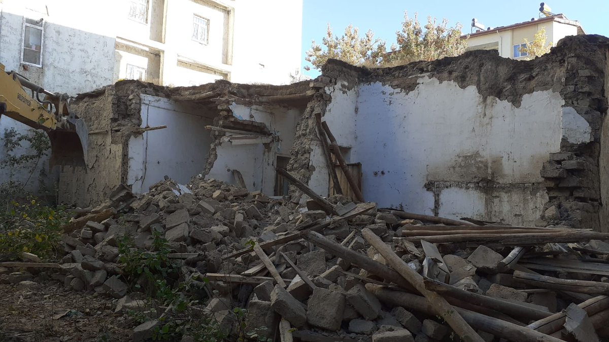 ElbistanBel's tweet image. 👉 Mahalle ziyaretlerimiz sonrası vatandaşlarımızdan gelen talepler doğrultusunda sorunlara hızlıca çözüm üretmeye başladık.

📍 Büyük Yapalak Mahallemizde yolların bakım ve onarımı

📍Ambarcık Mahallemizde Söğütlü Çayı etrafının düzenlemesi