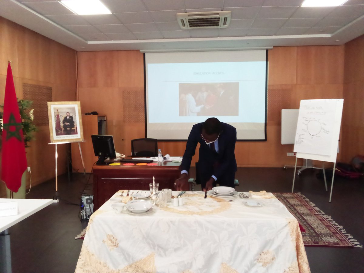 FilaliMariam's tweet photo. Préparer une belle table, c'est le début d'un bon repas !
Excellence et savoir-vivre marocain et international.
Toujours un plaisir de retrouver les stagiaires 🙏
Merci pour la confiance 🙏
#artdelatable
#etiquette
#protocole
#artderecevoir
#plandetable https://t.co/bMlGdO3vR0