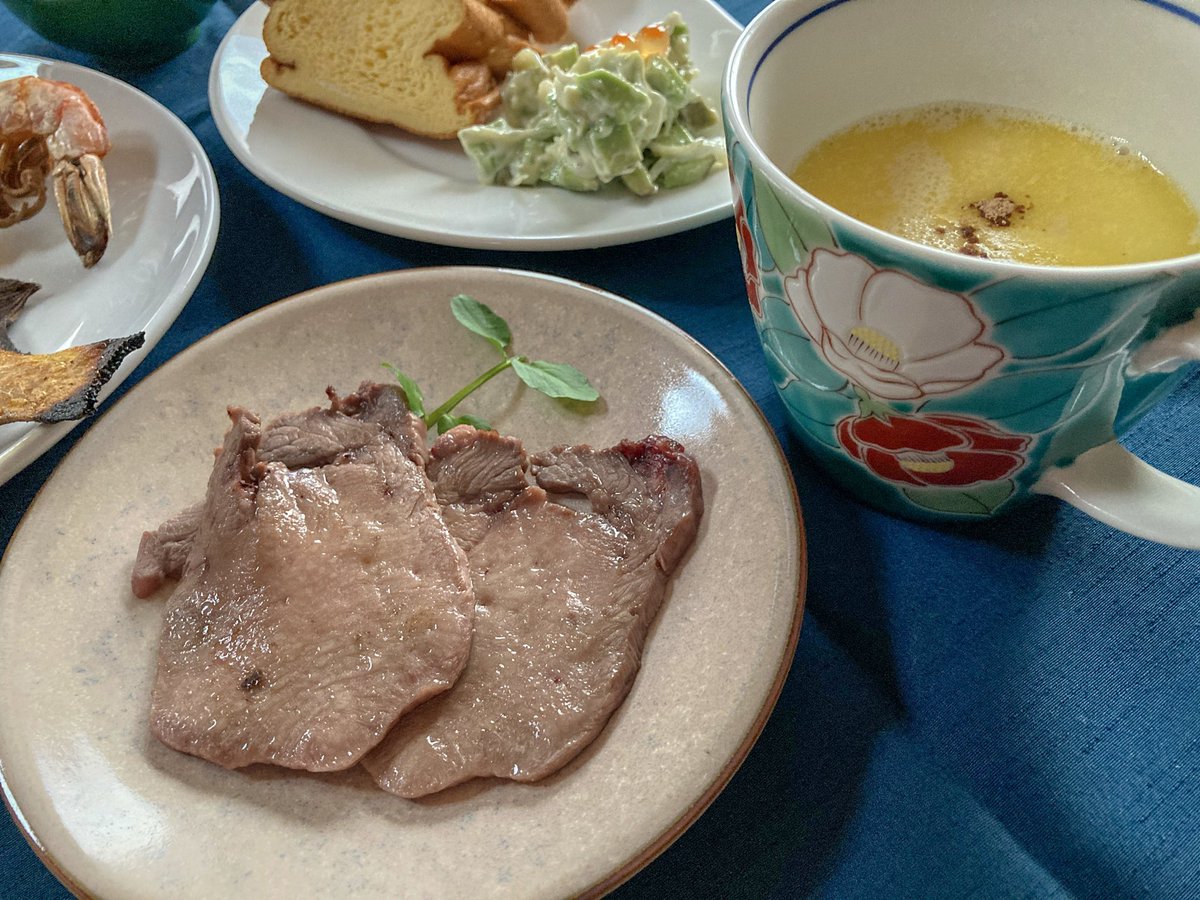 C0Je4's tweet photo. 今日のタンパク質
卵豆腐塩ウニ乗せ、マガレ(#スーレシピ)とえび焼き物、牛タン塩焼き、鯛のあら汁生クリーム、卵だけパン、白子とアボカドのマヨ和えイクラトッピング。
P58.2 F65.7 C3.5
ご馳走様でした!🙏
#金森式 #Ketogenic #daiet #keton https://t.co/GZT17zysWO
