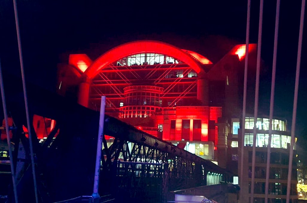 KevinJDEllis's tweet photo. In a time when it will be hard to come together to commemorate, @PwC_UK’s London office is lit up to honour those who have died in the line of duty #LestWeForget https://t.co/ctushCcPdS