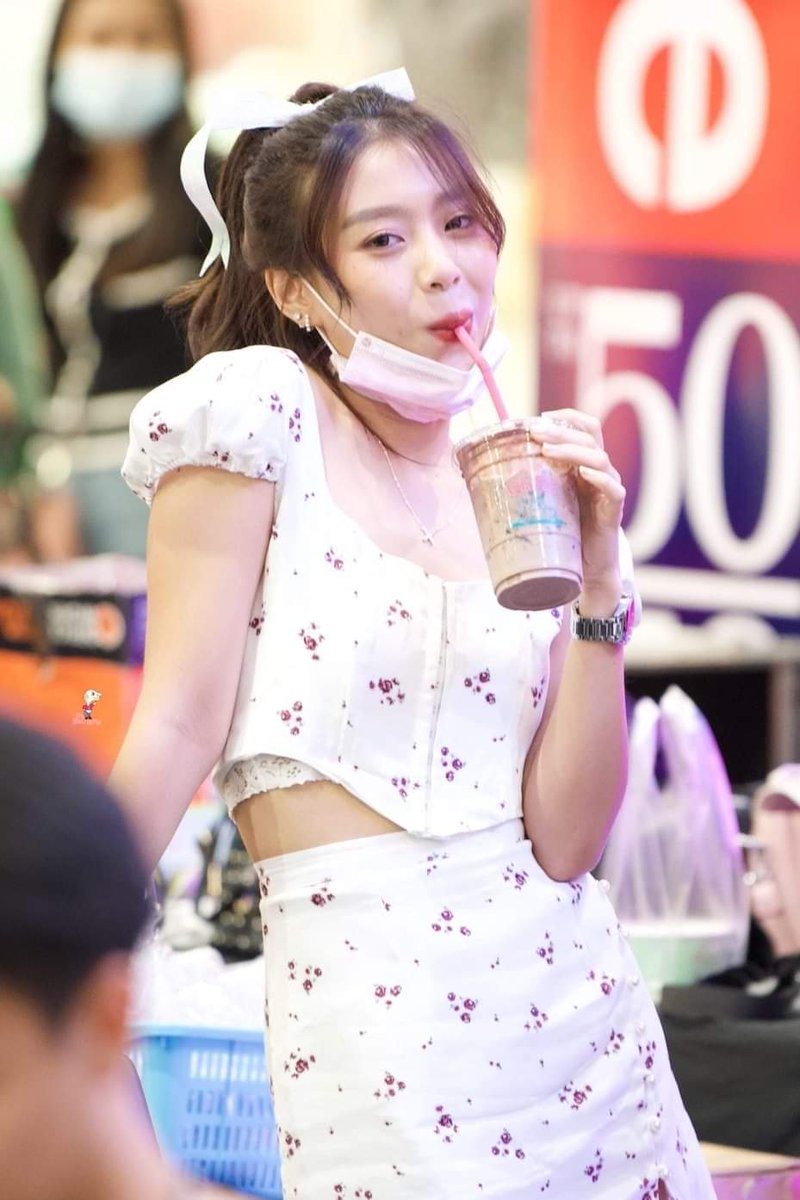 OtaSouthern48's tweet photo. หวานกว่าโกโก้​ก็แก้วนี่แหละ😁💕

Road​Show​ Hatyai​ [08.11.20]

#HeavyRotationTh
#KaewBNK48​ #BNK48 https://t.co/JZlJvXONZC