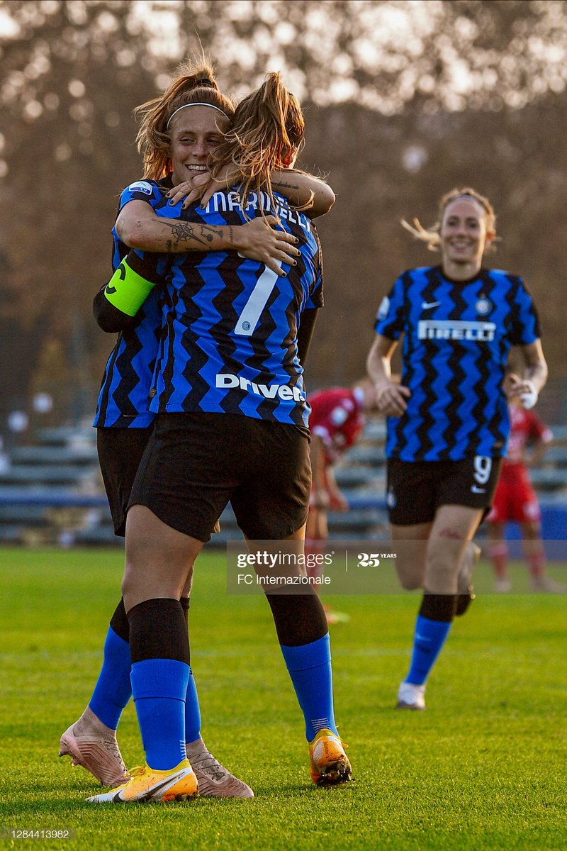 beatricemerlo6's tweet photo. Oggi per caso era la giornata degli abbracci??🥰
.
.
.
.
#abbracci #sorrisi #interbari #vittoria #bm13 #calciofemminile #serieafemminile https://t.co/emhJMTHHVM