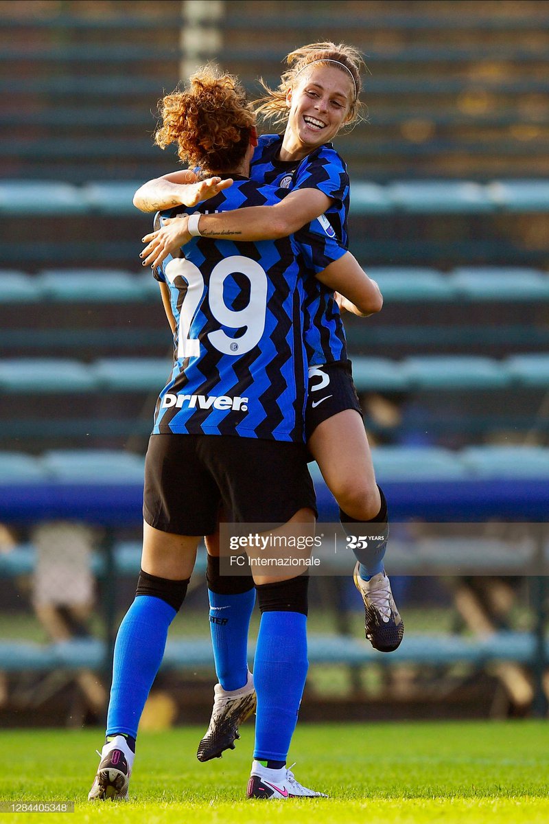 beatricemerlo6's tweet photo. Oggi per caso era la giornata degli abbracci??🥰
.
.
.
.
#abbracci #sorrisi #interbari #vittoria #bm13 #calciofemminile #serieafemminile https://t.co/emhJMTHHVM