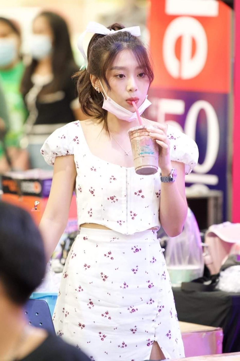 OtaSouthern48's tweet photo. หวานกว่าโกโก้​ก็แก้วนี่แหละ😁💕

Road​Show​ Hatyai​ [08.11.20]

#HeavyRotationTh
#KaewBNK48​ #BNK48 https://t.co/JZlJvXONZC