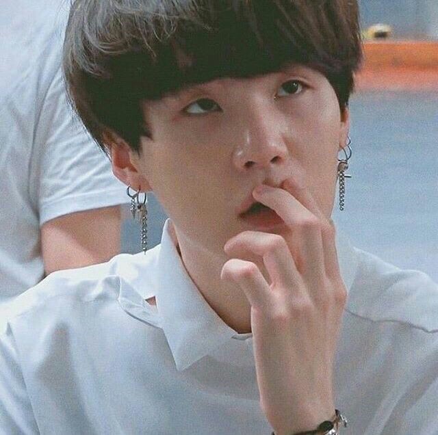 " I only put on a lotion" - yoongi. A mf ethereal thread :