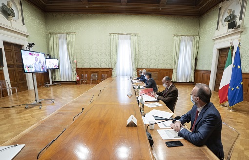 NewscastGlobal's tweet image. India and #Italy inked 15 pacts in the fields of trade, energy, science and technology, CNG, shipping and fisheries.
The fifth virtual summit between two nations primarily focused on #coronavirus crisis and the challenges posed by #PostCovidWorld.
newscast-pratyaksha.com/english/15-agr…