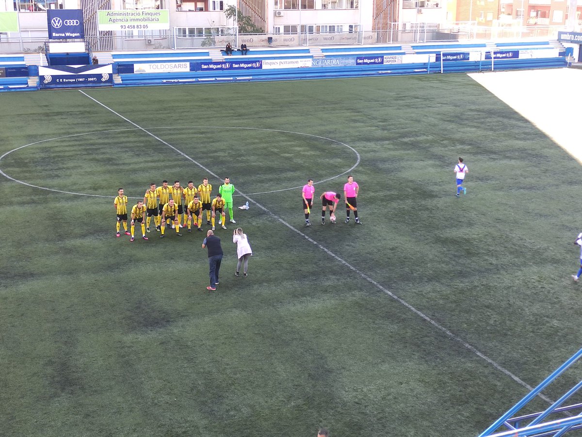 Montanyesa1927's tweet photo. Salten els jugadors al camp, tot llest pel Monta - @CEEuropa.
Vamos equipo!
#CFM1927 #3div5 https://t.co/1cQiMFzB77