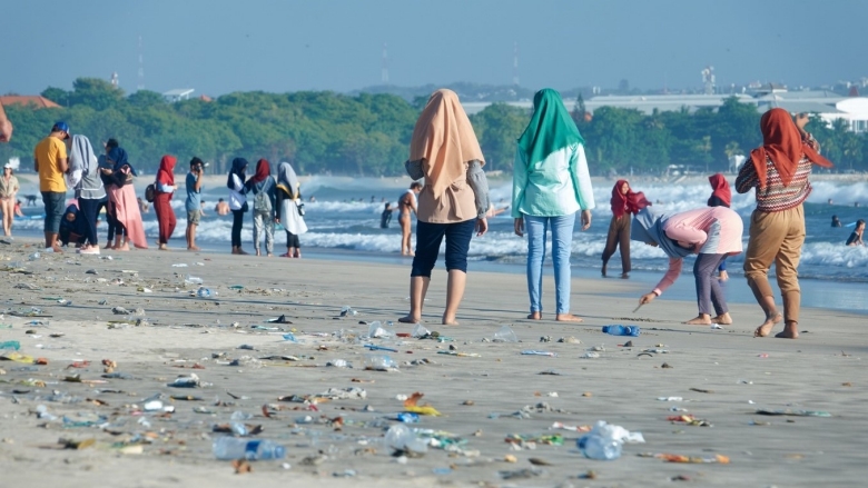 #DidYouKnow? 

- Indonesia is the world’s 2nd largest fisheries producer 
- #MarinePlastic pollution is not only threatening 2.6% of Indonesia’s GDP but also risking 7+ million jobs. 

Read more on how we are helping 🇮🇩 to #BeatPlasticPollution: wrld.bg/4d1b50Ce5hV