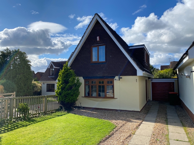 M2estateagents's tweet photo. **EXTENDED, 3 BEDROOM, DETACHED FAMILY HOME IN HIGHLY SOUGHT AFTER LOCATION WITH KITCHEN/DINING ROOM, LIVING ROOM, SITTING ROOM, MODERN BATHROOM, GARAGE &amp; DRIVEWAY**

Price: £280,000 | Caerleon

#M2EstateAgents #RealEstateAgent #ForSale #Property #Newport #Home #PropertySearch https://t.co/fk25TdLbHA