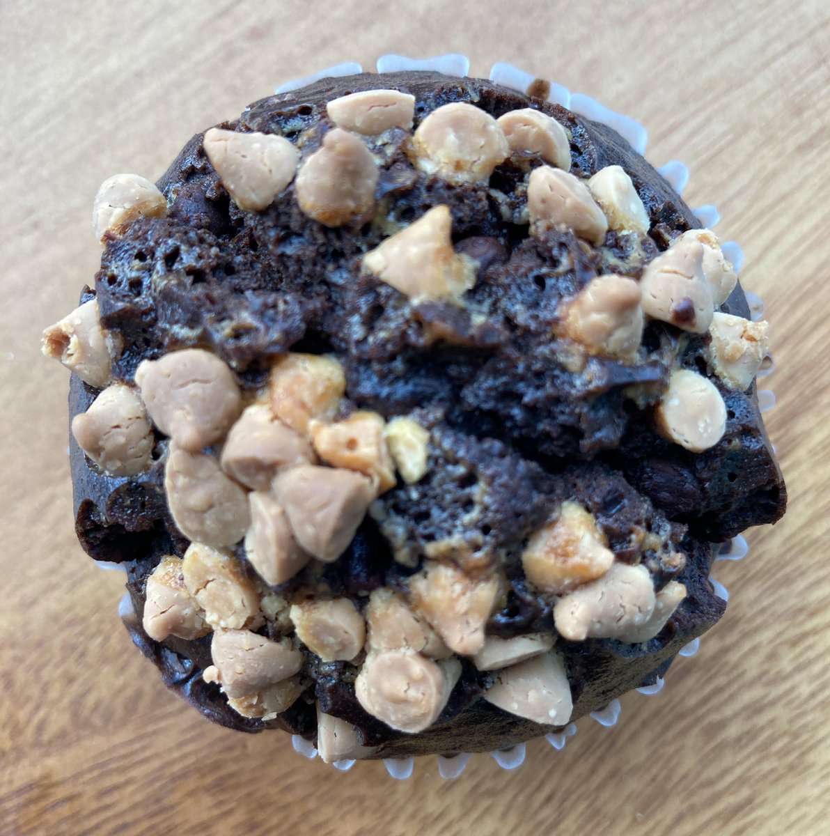 muffins_awesome's tweet photo. チョコレートホワイトチョコチップマフィン
GF chocolate white  chocolate chips muffin

#米粉　#グルテンフリー　#焼き菓子　#マフィン　#チョコレート https://t.co/BdgJ6yJboF