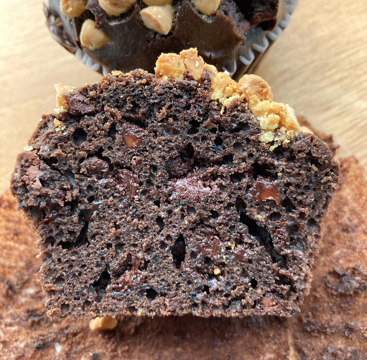 muffins_awesome's tweet photo. チョコレートホワイトチョコチップマフィン
GF chocolate white  chocolate chips muffin

#米粉　#グルテンフリー　#焼き菓子　#マフィン　#チョコレート https://t.co/BdgJ6yJboF