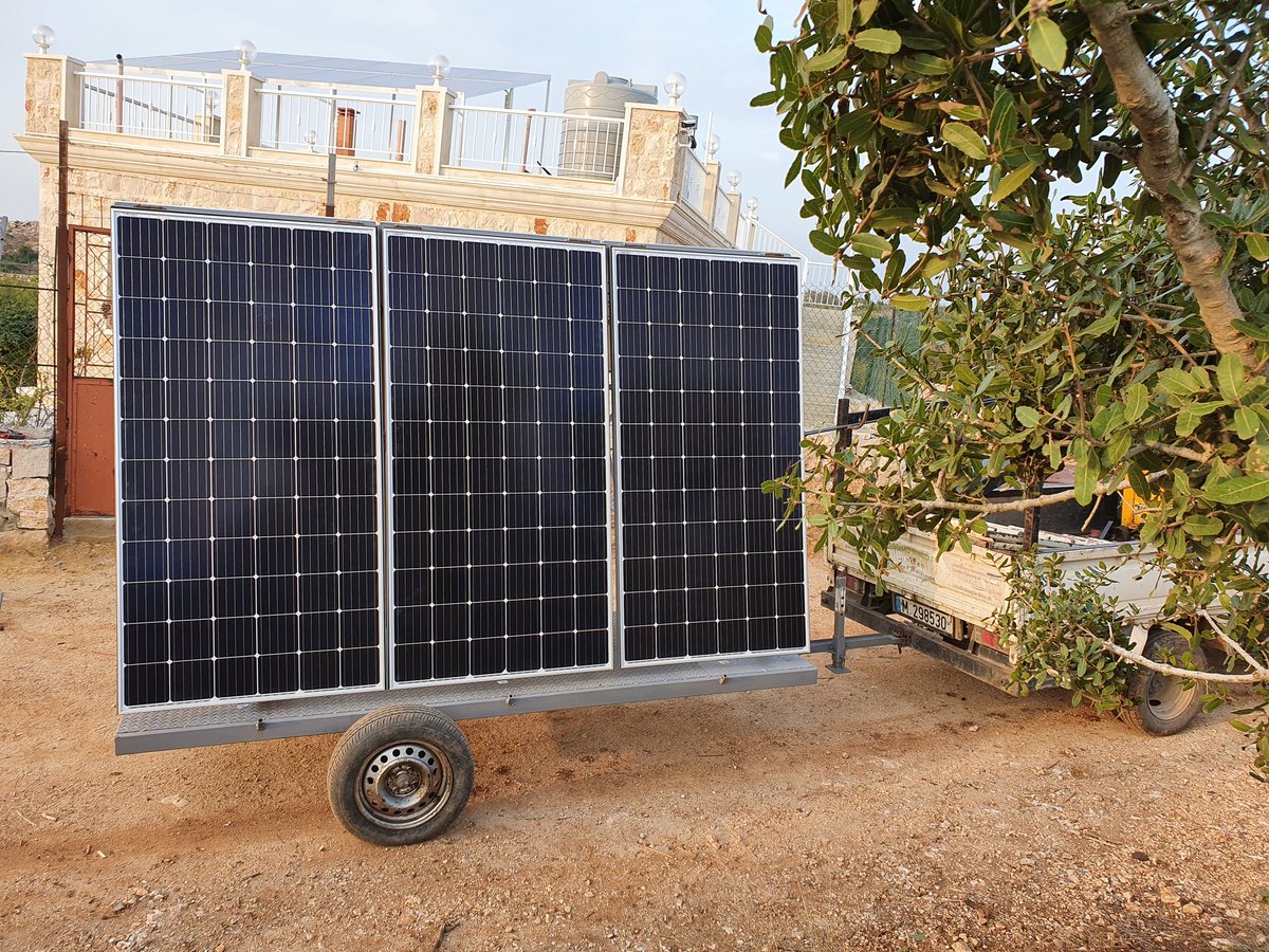 خلصنا نموذج أولي عن مولد كهرباء عل طاقة الشمسية متحرك، ليستفيد منو المزارع وصاحب المهنة بالورشة . هيك ما بيضطر يركب بكل قطعة أرض او بكل ورشة  نظام طاقة ،واذا في فكر تعاون بالمجتمع بيصيرو الناس يستعيرو من بعضن.
دواليب مستعملة ، جزء من الحديد من إعادة التدوير. بعد بدنا نطورو أكتر