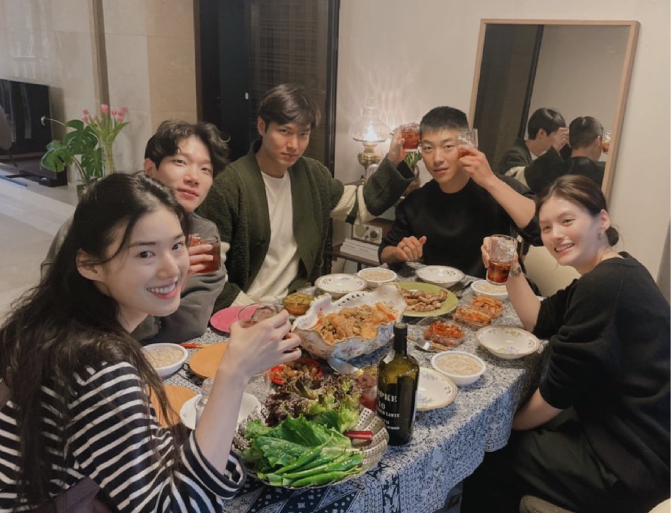 Di group TKEM 
DH : eh gue lg libur wamil, Reuni yuk 
LMH : pada bisa nggak nih? 
KKN : bisa nih minggu ini! 
DH : mana nih cewek2 kok gk nongol 
JEC : bisa, Bisa minggu ya
KYJ : Gaskueen woy
LMH : Goeun kemana lagi sibuk? 
KGE : Ad syg ad, gass yok!! 
#TheKingEternalMonarch