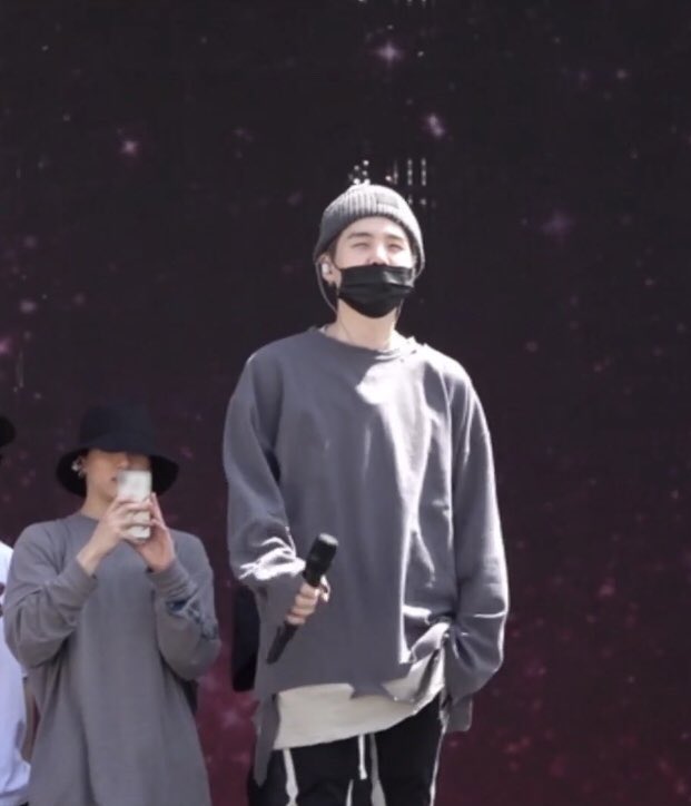 koo is taking photos of giant yoongi 