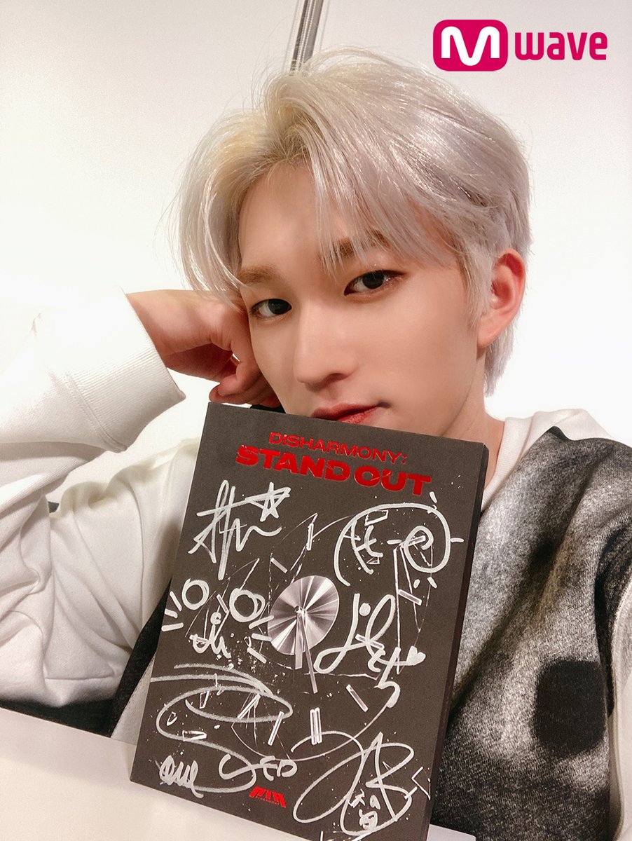 theo_archives's tweet photo. [Mwave] 03/11/20 ☀
P1Harmony Selfie for Global fans

#P1Harmony #DISHARMONY #STAND_OUT #테오 #THEO 
@P1H_official @P1H_members https://t.co/wyFRBmB7TN
